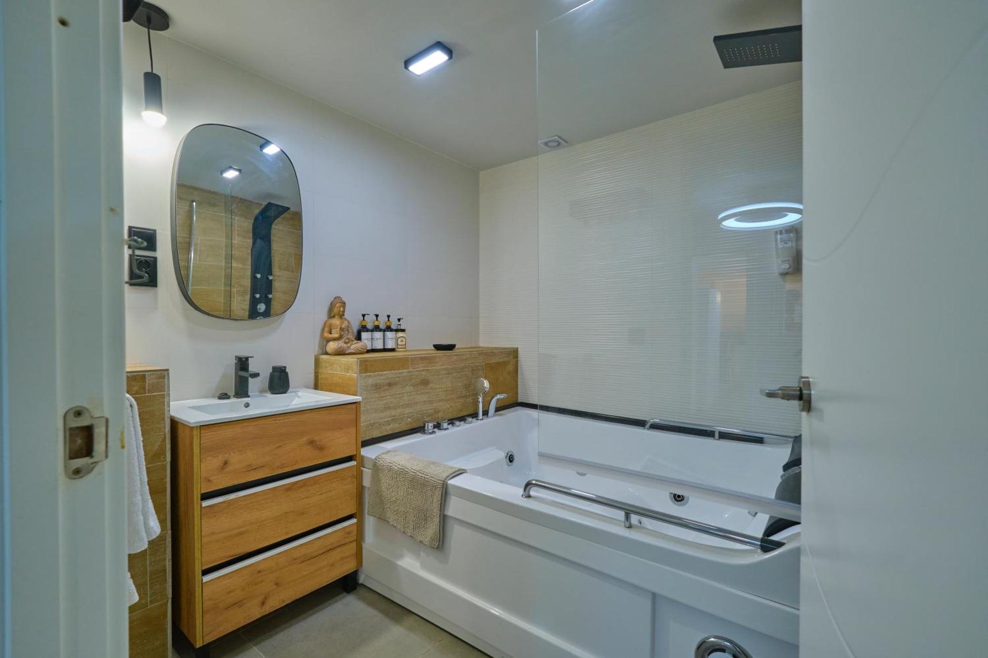 Centricos Con Jacuzzi Y Netflix Apartamento Madrid